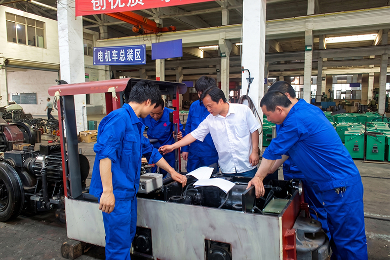 [Industry Insights] Decoding the Mining Electric Locomotive: The "Steel Behemoth" of Underground Haulage and Its Core Technologies